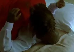 டிராக்கர் குளியலறையில் ஒரு நிர்வாண பெண் மீது உளவு பார்க்கிறார்