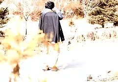 நிர்வாண குழந்தையைப் பார்த்து உளவு