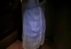 ஸ்லட் கால்களுக்கு இடையில் தன்னைத் தானே இணைத்துக் கொள்கிறாள்