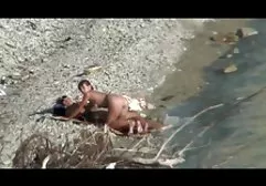 கேம் கன்சோல் காரணமாக அழகா தனது தந்தையின் வயதுவந்த நண்பருடன் பழகினார்