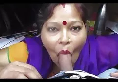 ஒரு தொப்பியில் கே மற்றும் பச்சை குத்திக்கொள்வது படுக்கையில்
