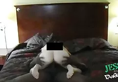 குழந்தை வயல் தொப்பியில் ஒரு ரப்பர் ஆண்குறியை வீசுகிறது