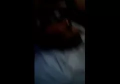 ஃபிஷ்நெட் டைட்ஸில் அழகான பெண் தனது தொப்பியைத் துடைக்கிறாள்
