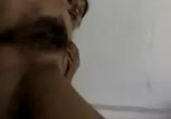 ரஷ்ய மாணவி தனது தோல் உடையை கழற்றி அவளது புண்டையை மூடிக்கொள்கிறாள்