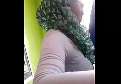 ஃபேஷன் மாடல் தனது காதலனுடன் படுக்கையில் உல்லாசமாக இருக்கிறது
