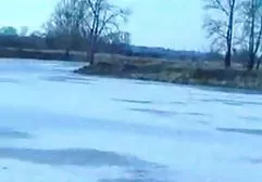 புண்டை இளம் அழகுக்கு இடையில் சிக்கியது