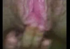வீட்டிற்கு வந்த குஞ்சு, தனது ஷாகி புண்டையை நெருக்கமாகக் காட்ட ஒப்புக்கொண்டது