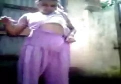 குறுகிய கண்கள் கொண்ட சிறு துண்டிலிருந்து நீண்ட அதிர்வுடன் சுயஇன்பம்