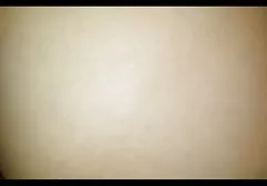 மொட்டையடித்த தொப்பியுடன் ஆர்வமுள்ள சுயஇன்பம் ரஷ்ய மாணவர்