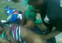 கர்ப்பிணி சறுக்குதல் அவளது ரஸ்காம் அரட்டையைத் துடைக்கிறது