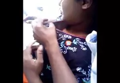 மெல்லிய பெண் படுக்கையில் தோழர்களை உற்சாகப்படுத்த முயற்சிக்கிறாள்