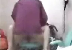 வாலண்டினா தனது தலைமுடியை ஒரு ரொட்டியில் சேகரித்து நேர்த்தியாக ஒரு தனியா செய்தார்