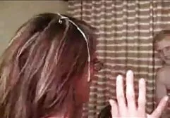 பேன்டிஹோஸில் மனிதன் படுக்கையில் ஜூசி வேலைக்காரி