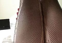 MILF ஒரு இளைஞன் மற்றும் பணிப்பெண்ணுடன் உடலுறவில் ஈடுபட்டுள்ளது
