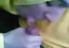 ஏரியல் பாண்டலூன்களை அகற்றி சுயஇன்பம் செய்தார்