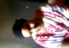 பாஸ் ஃப்ரைஸ் அலுவலக மேசையில் பச்சை குத்தப்பட்ட செயலாளர்