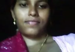 உணர்ச்சிவசப்பட்ட அழகி தனது காதலனின் டிக் நீருக்கடியில் உறிஞ்சும்