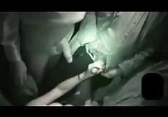 இருவரும் சேர்ந்து கண்ணாடியால் பிச்