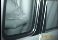 இளம் சேவல் தரையில் சுயஇன்பம் செய்கிறது