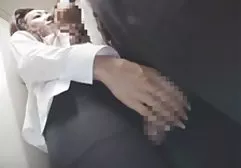 ரெட்ஹெட் ஒல்லியாக இருக்கும் லில்லி ஒரு சக்திவாய்ந்த கருப்பு கனாவைப் பிடிக்கிறார்