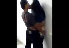 நாய் போஸில் சூடான வீட்டில் செக்ஸ்
