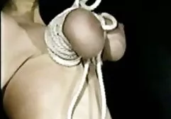 ஒரு சிற்றின்ப பத்திரிகைக்கு கடற்கரையில் காட்டும் சூடான மாதிரிகள்