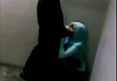 நிர்வாணமாக பறிக்கும் பிக் டெயில்கள் கொண்ட இளம் பெண்