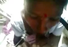 லேடெக்ஸ் மற்றும் ஸ்டாக்கிங்ஸில் அழகான பணிப்பெண் சிற்றின்பமாகத் தாங்கினார்