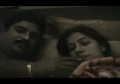 நைலான் ஸ்டாக்கிங்கில் அழகான முதிர்ந்த பால் ஒரு சிற்றின்ப பத்திரிகைக்கு போஸ் கொடுக்கிறது