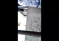 வயது வந்த பெண் ரியல் எஸ்டேட் ஒரு இளம் வாடிக்கையாளரைப் பிடிக்கிறது