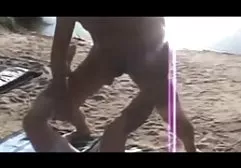 ரஷ்ய ஜிம்னாஸ்ட் செயல்திறனுக்கு முன் சிற்றின்பமாக வெப்பமடைகிறது
