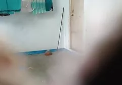 வாயில் வெரோனிகா தன் காதலனைப் பிடிக்கிறாள்