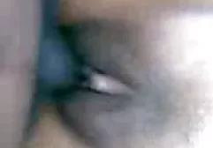 கொழுத்த கழுதை கொண்ட அம்மா மகனைப் பார்த்து ஒரு பையனை வீசுகிறார்