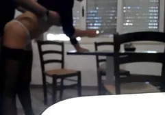 மனிதன் இறுக்கமாக பிணைக்கப்பட்ட அழகி