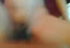 பையன் தனது காதலியின் புண்டையை நக்கினான், பின்னர் அவளைப் பிடித்துக் கொண்டான்