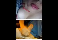 சிறிய ஆண் வேட்டைக்காரன் மற்றொரு செல்வத்தை திருப்திப்படுத்துகிறான்