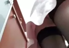 பையன் கட்டுப்பட்ட பொன்னிறத்தை கடினமாக்குகிறான்