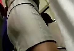 டாக்ஸி டிரைவர் குறுகிய கண்கள் தூங்கும் பெண்ணை குத்துகிறார்