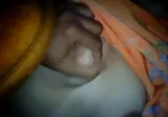 ரெட்ஹெட் அலெக்ஸாண்ட்ரா தொப்பியைக் காட்டுகிறது