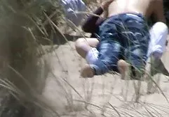 சப்பி கண்ணாடிகள் ஜீன்ஸ் கால்களை காட்டுகின்றன