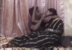 சிறுமி தனது காதலனை உறிஞ்சும் போது இருபாலினரை உறிஞ்சுவார்