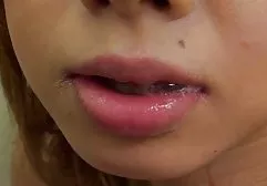 லூசி கண்ணை மூடிக்கொண்டு கட்டுமான இடத்திற்கு இட்டுச் சென்றார்