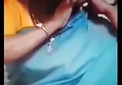 அழகான பெண் திறமையாக தன் புண்டையை கவ்விக்கொள்கிறாள்