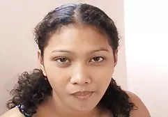 நிர்வாண தோழிகள் கடற்கரையில் ஒரு சிறிய முகாமை உடைக்கிறார்கள்