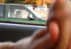 குஞ்சு தனது கீழ்ப்படிதலான அடிமையை முதுகில் துடைத்தது