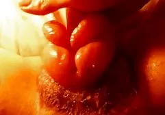 ரஷ்ய இளைஞன் ஒரு அழகான குஞ்சை ஒன்றாக மாட்டிக்கொண்டு அதை உடலுறவுக்காக பரப்பினான்