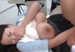 ஜீன்ஸ் உள்ள கால் காரணமின்றி பெண் கால்கள் காட்டுகிறது