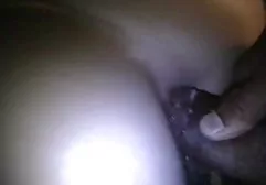 சூடான குழந்தைகள் படுக்கையில் வேடிக்கை பார்க்கிறார்கள்