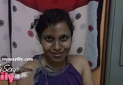 அழகான அழகி ஒரு தனியா கொடுக்க உட்கார்ந்து பின்னர் ஒரு புள்ளி கொடுத்தார்