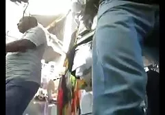 புகைபிடிக்கும் பெண் பேன்டிஹோஸைப் பற்றி உற்சாகமாக இருக்கிறார்